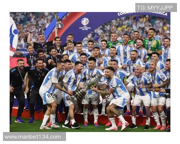 十元一盒足球星卡开盒惊喜 低价畅享明星球员收藏乐趣