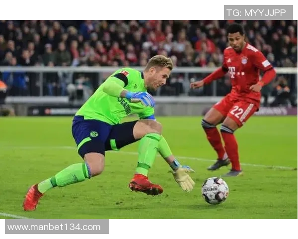 篮球巨星与足球传奇同框演绎绿茵与赛场激情碰撞瞬间