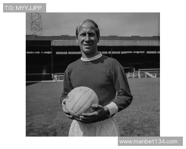 足球七号球星排名前十 助力球迷回顾经典传奇与现代风采 足球七号球星排名前十 助力球迷回顾经典传奇与现代风采