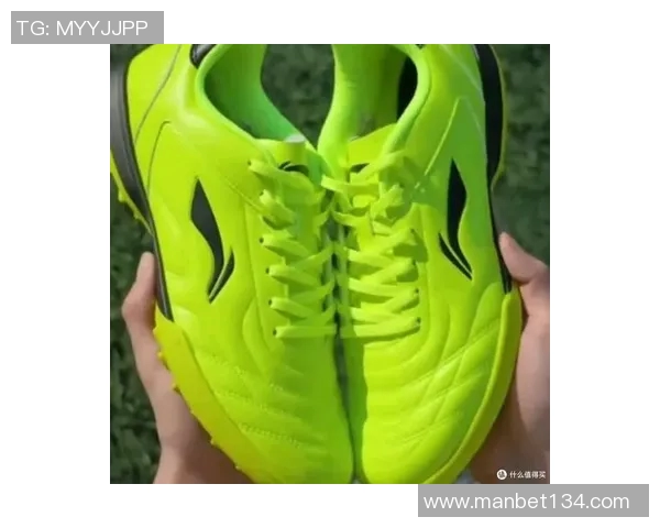 足球球星为何偏爱穿钉鞋 探究钉鞋在比赛中的独特优势与重要性 足球球星为何偏爱穿钉鞋 探究钉鞋在比赛中的独特优势与重要性