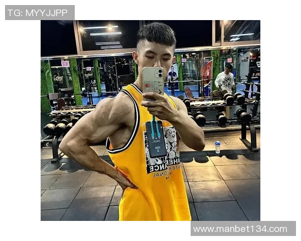 足球球星背阔肌训练揭秘 强大背部如何助力球场表现提升