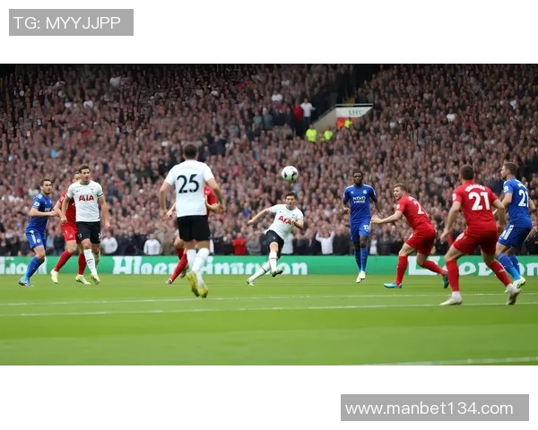 绿茵荣耀聚焦背影展现球星力量与激情瞬间 绿茵荣耀聚焦背影展现球星力量与激情瞬间