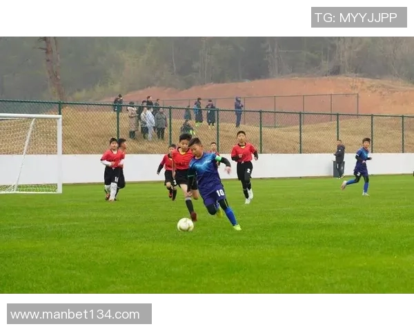 足球星pose引领潮流展现运动激情与青春活力风采 足球星pose引领潮流展现运动激情与青春活力风采